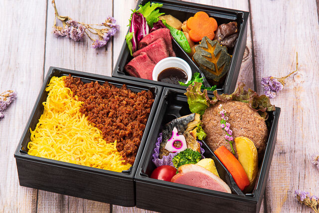 【熨斗対応可】肉そぼろ重と和牛ハンバーグの三段弁当