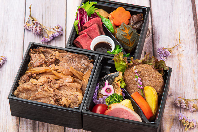 【熨斗対応可】和牛すき焼き重と和牛ハンバーグの三段弁当