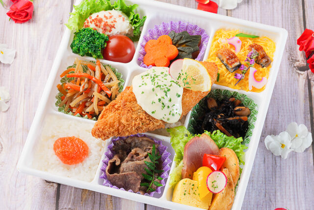 【熨斗対応可】珊瑚 ~みんな大好き白身フライと和牛すき焼きの九升弁当~