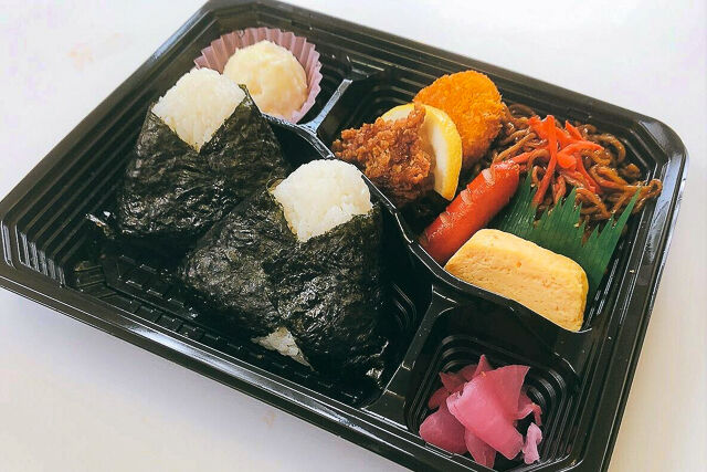 おにぎり弁当