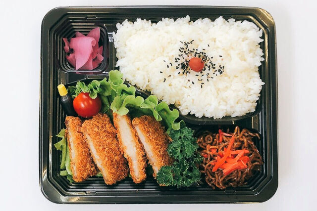 「なる瀬」のボリュームとんかつ弁当