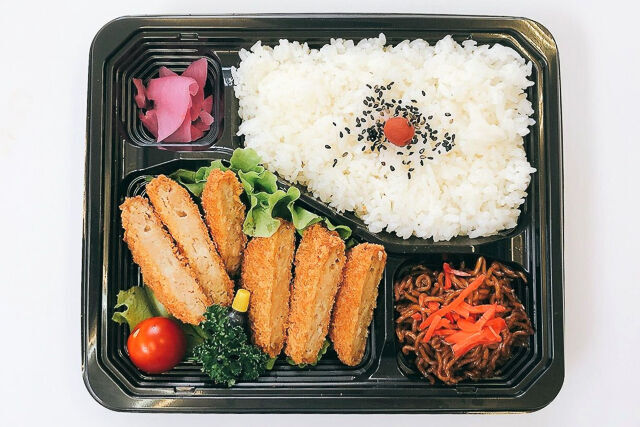 「なる瀬」のボリュームメンチカツ弁当