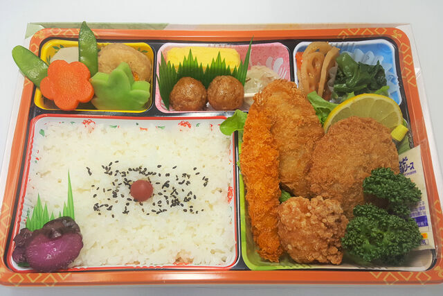 「なる瀬」のボリュームミックスフライ弁当