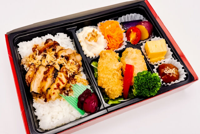 若鶏の炙り焼と広島産大粒カキフライ弁当