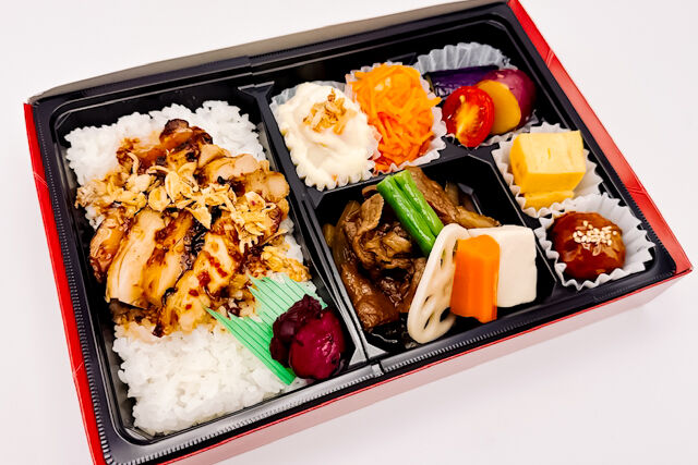 若鶏の炙り焼と黒毛和牛のすき焼き弁当