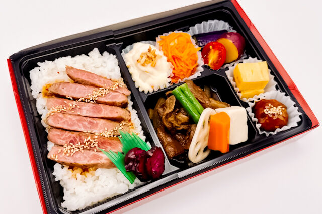 サーロインステーキと黒毛和牛のすき焼き弁当