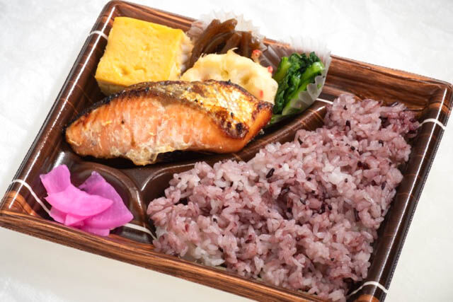 昭和27年(1952年)創業のド定番!鮭の塩焼き弁當