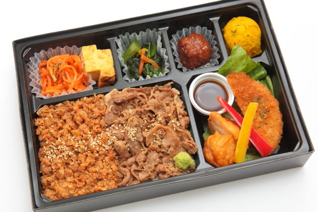 牛まぶし&そぼろ御膳~唐揚げと牛肉コロッケ~
