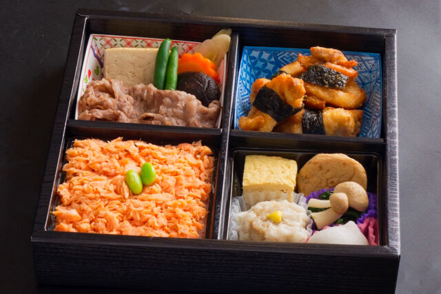 唐揚げと牛すき焼き、鮭ほぐしご飯の松花堂