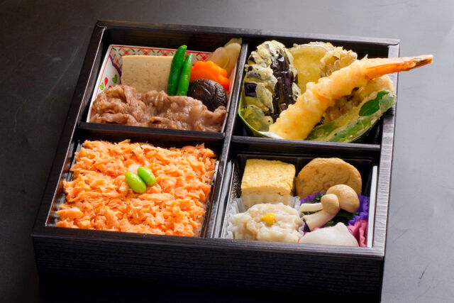 天ぷらと牛すき焼き、鮭ほぐしご飯の松花堂