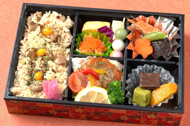 松茸ご飯の華弁当