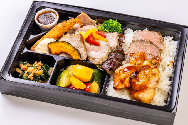 牛ステーキとグリルチキンご飯（海老フライ添え）弁当