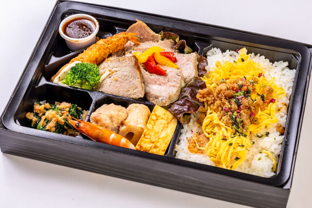 牛ステーキと鶏そぼろ弁当（海老フライ添え）