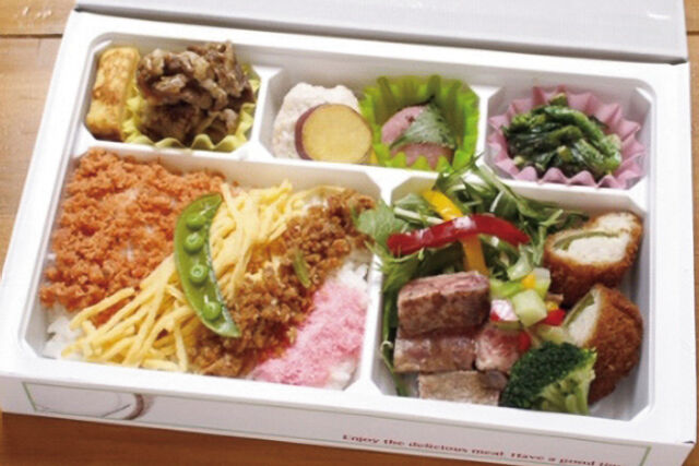 4色ご飯とサイコロステーキ弁当