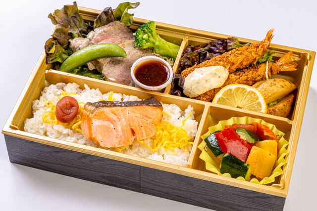 サーモンと牛ステーキと海老フライ弁当