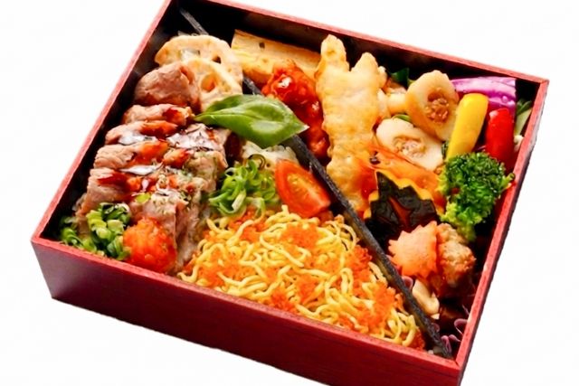 とびっことローストビーフの2色丼弁当