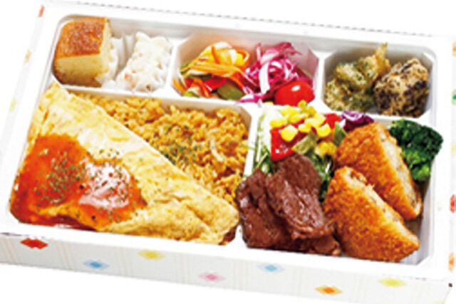 ドライカレーオムライスと千屋牛コロッケとハラミ弁当