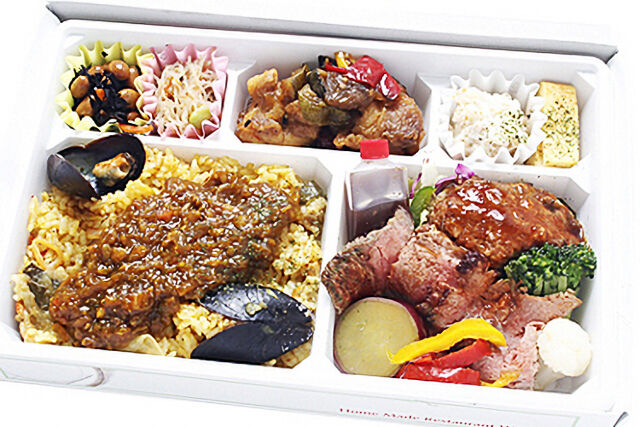 魚介のパエリア&ドライカレーのコラボ弁当