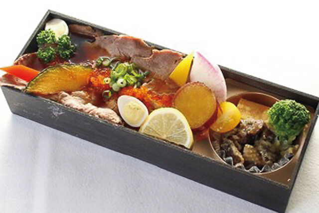 こぼれローストビーフと華やか野菜弁当