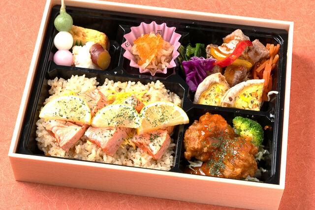 炙りサーモンとサイコロステーキ弁当