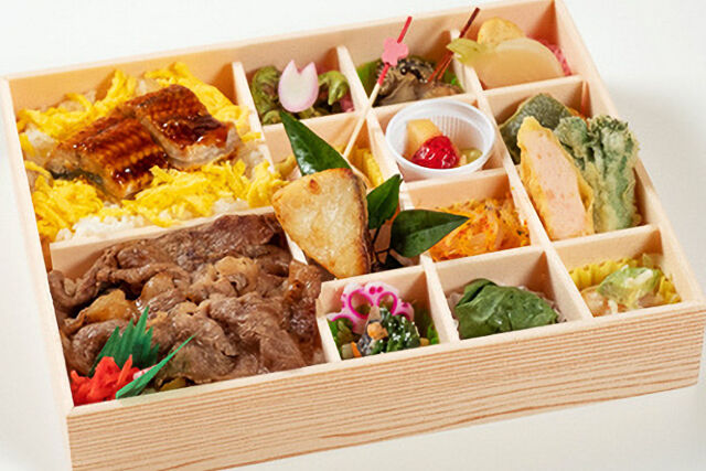 すき焼きとうなぎの彩り弁当