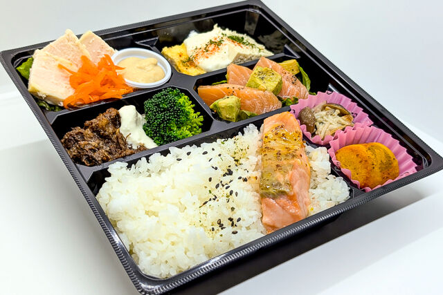 ノルウェーサーモンのソテーとほぐし和牛弁当
