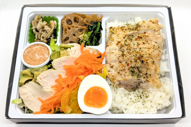 国産若鶏スパイス焼きとコブサラダ