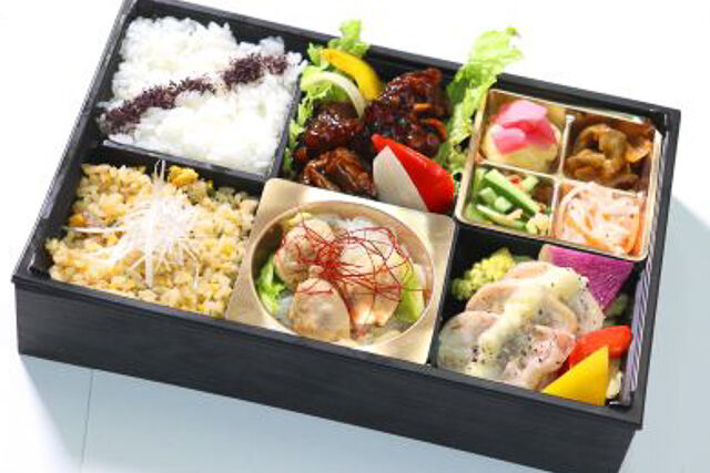 黒酢鶏と煮込み豚団子弁当