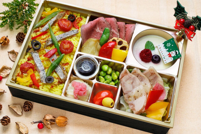 【クリスマス限定】ローストビーフと大山鶏蒸し鶏サラダ季節のパエリア弁当