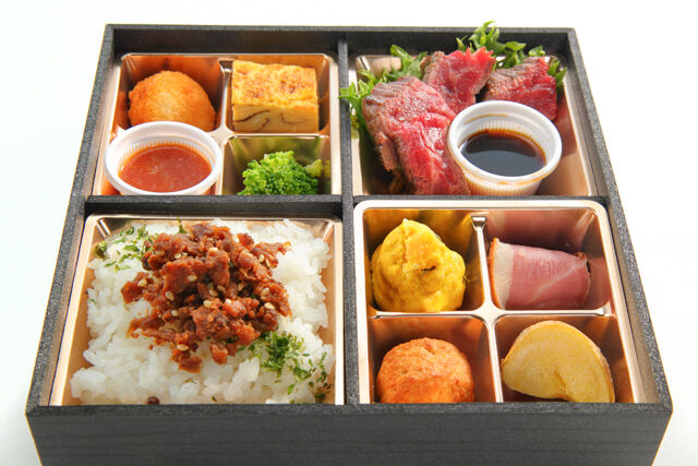 奇跡の出汁巻きと厳選牛特選ステーキ牛タンそぼろ御膳