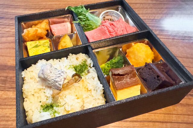 シェフ自慢のガトーショコラとバスクチーズケーキの入ったステーキ鯛めし御膳