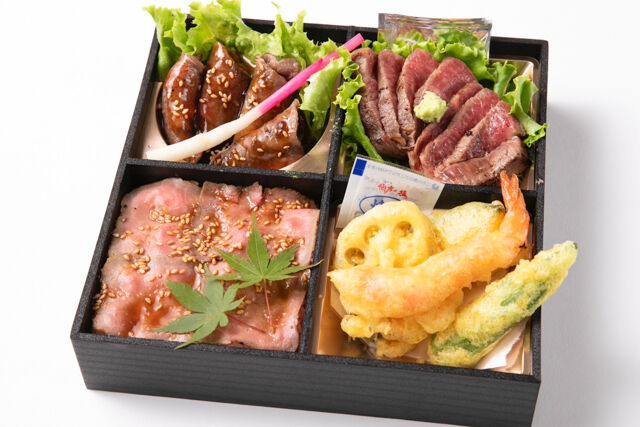 特選黒毛和牛ステーキと焼肉・ローストビーフ重御膳