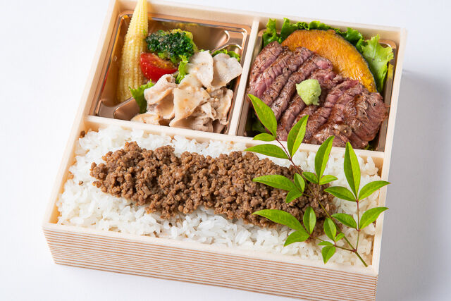 特選黒牛ステーキ＆自家製牛そぼろ重御膳