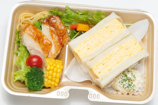 【熨斗対応可】タマゴサンド＆グリルチキン・季節の8種サラダ