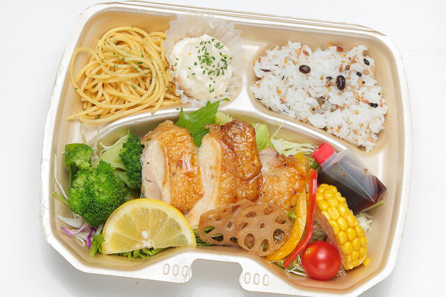 【熨斗対応可】ヘルシー地鶏のグリル＆季節の8種サラダと一口ライス