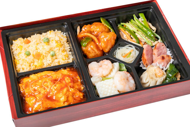 三種メインの中華極上弁当（三種海鮮炒め・豚ヒレ肉酢豚・青椒肉絲）