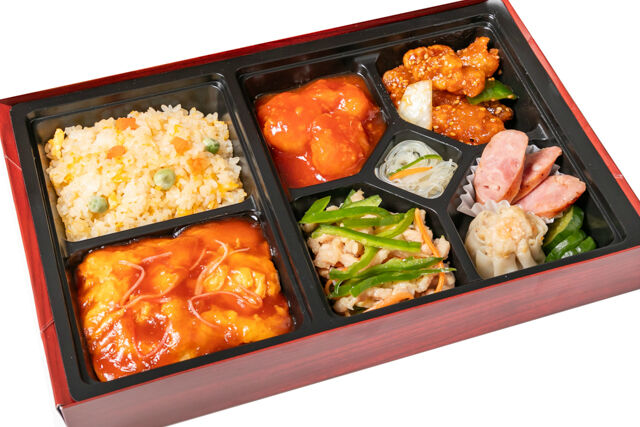三種メインの中華極上弁当（大エビチリ・豚ヒレ肉酢豚・青椒肉絲）