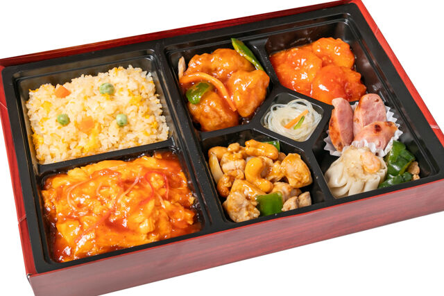 三種メインの中華極上弁当（鶏肉とカーシュナッツ炒め・ヒレ肉酢豚・大エビチリ）