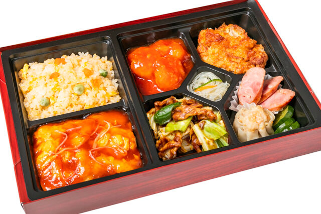 三種メインの中華極上弁当（大エビチリ・回鍋肉・油淋鶏）