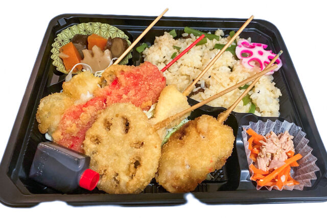 季節の混ぜご飯と串カツ弁当（豚バラ、じゃがいも、紅生姜、うずら、レンコン）