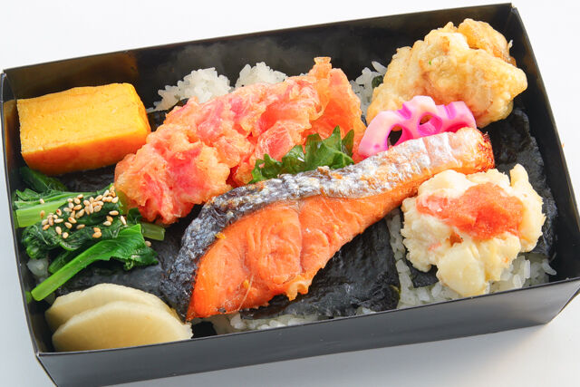 銀鮭塩焼きと5種の総菜海苔弁当