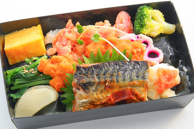 鶏もも田舎風唐揚げとノルウェー産鯖西京焼きの海苔弁当