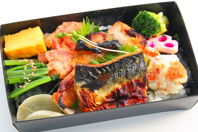 鶏もも蜂蜜焼きとノルウエー産鯖西京焼きの海苔弁当