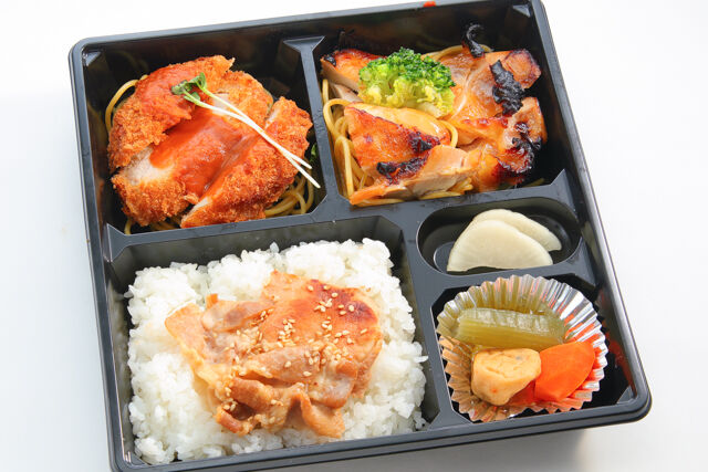 三元豚ロースとんかつと鶏もも蜂蜜焼きの豚バラ照焼き重