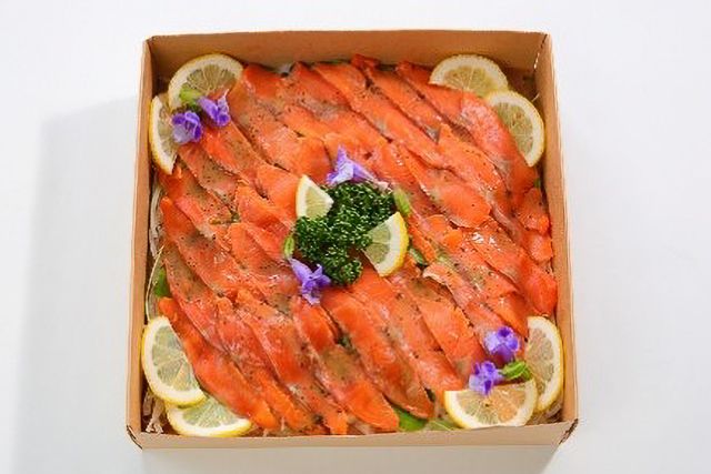 スモークサーモンのカルパッチョ バジルオイルソース