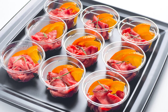 ローストビーフの香味ソースオレンジ添え