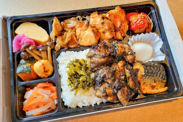 養鶏幕ノ内箱（上）黒炭鶏焼