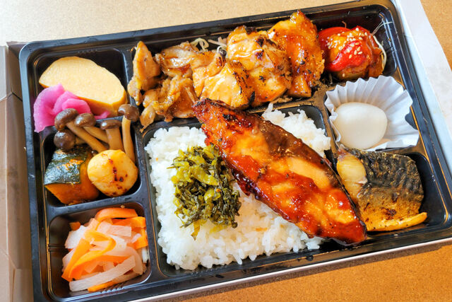 養鶏幕ノ内箱（上）ブリの照り焼き