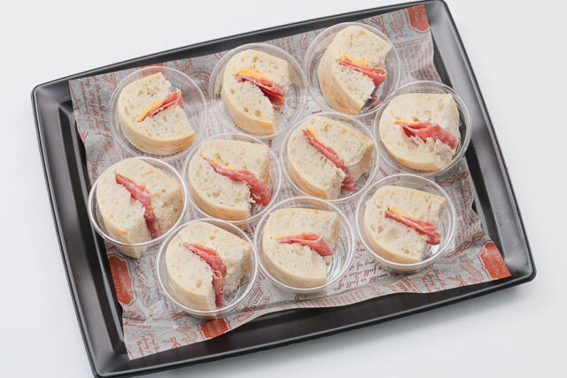 サラミとレッドチェダーチーズのチャバタサンド