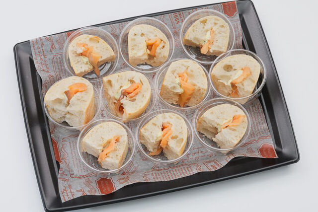 スモークサーモンとバジルソースのチャバタサンド